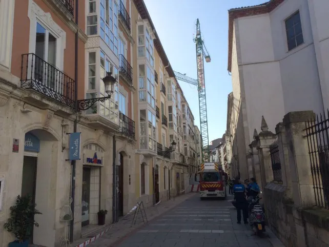 Actualidad Burgos: Una grúa cae sobre un tejado en Almirante Bonifaz y obliga a cortar la calle