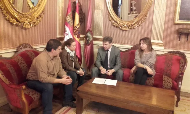 Actualidad Burgos: La alcaldesa por un día lleva al Ayuntamiento las peticiones del barrio
