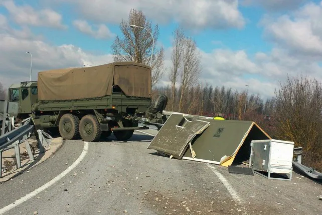 Dos militares heridos en un accidente en la A-1