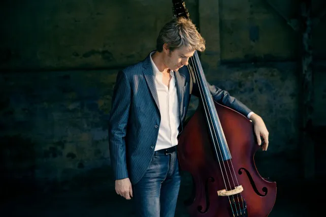 Particular homenaje del contrabajista, hijo del cineasta Clint Eastwood, a sus músicos de jazz favoritos