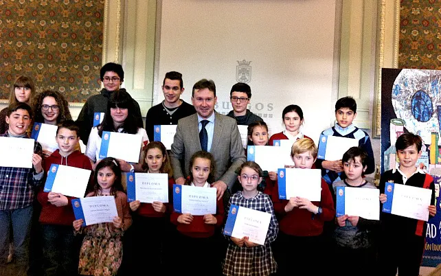 Los jóvenes escritores reciben sus premios