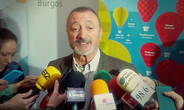 Pérez-Reverte: Intento no facilitar el trabajo a estúpidos y manipuladores