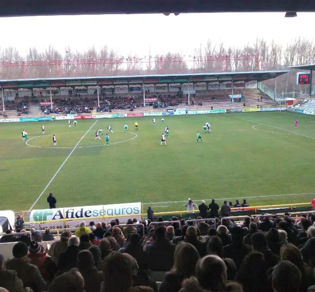 El Burgos gana al líder en un buen partido