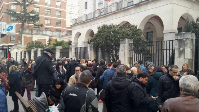 100 burgaleses muestran su apoyo a los refugiados y 30 a la escuela pública