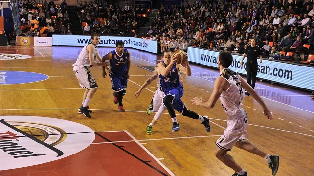 El Miraflores vence, convence y mira arriba