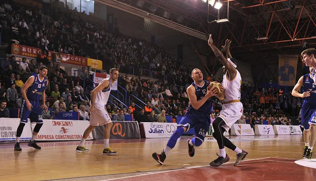 El CB Miraflores vuela hacia el Play Off entre cantos de ¡Burgos es ACB! 85-80