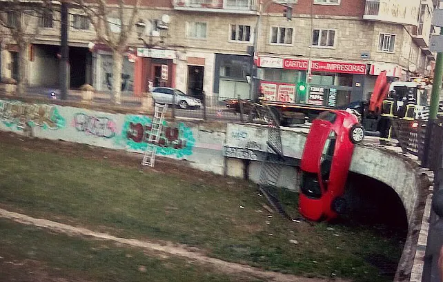 Espectacular accidente en la Avenida del Arlanzón