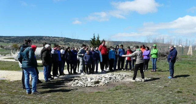Sesenta estudiantes participan en la jornada Limpiemos la sierra