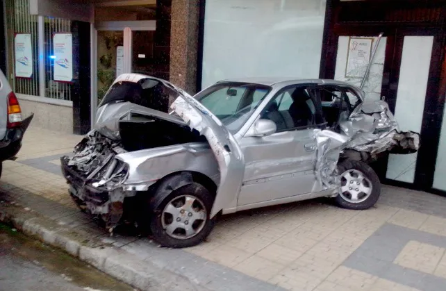 Espectacular accidente tras saltarse un control con importantes daños en seis vehículos