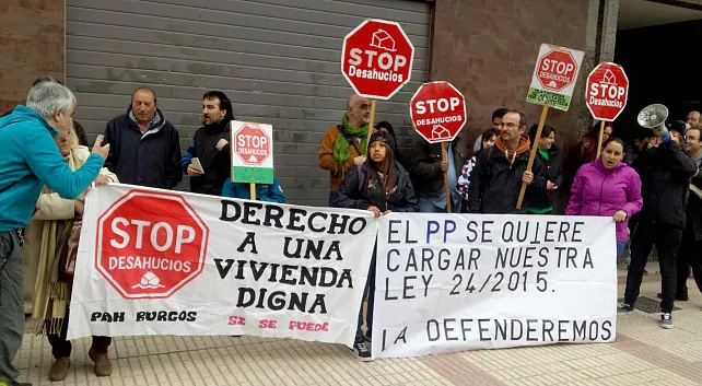 Cacerolada frente a la sede del PP en Burgos contra la paralización de la ley antidesahucios