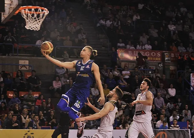 El CB Miraflores se lleva el primer partido de la serie por los pelos (78-76)
