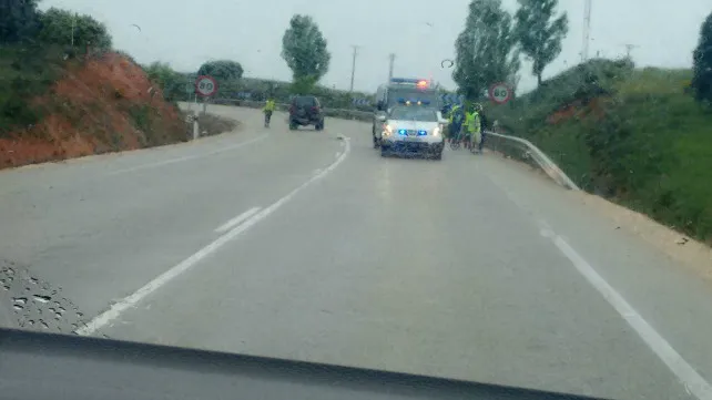 Un coche volcado en la N-234