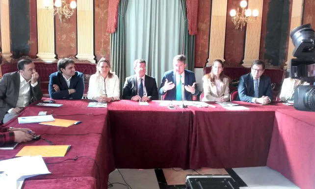 El alcalde valora el consenso y sigue abriendo las puertas del Ayuntamiento a Cs