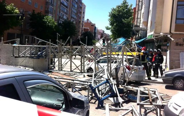 La caída de un andamio corta parte de Avda del Cid