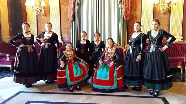 Las Reinas y las damas de las Fiestas se presentan en sociedad