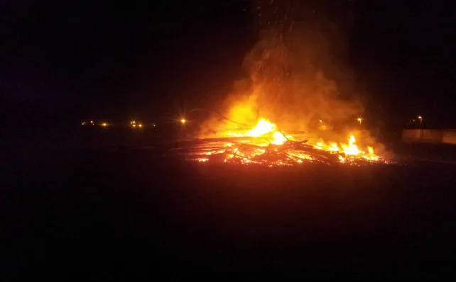 La hoguera de San Juan de la Barriada Yagüe arde antes de tiempo