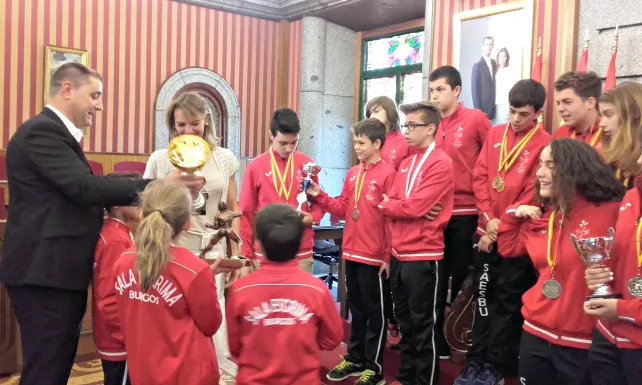Tres títulos nacionales y más de 25 medallas regionales avalan a los jóvenes esgrimistas