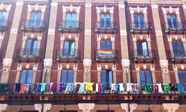El Ayuntamiento celebra el día del orgullo LGTBI con una (pequeña) bandera