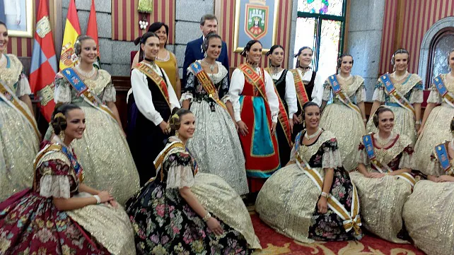 Las Falleras de Valencia conocen un año más las fiestas de Burgos