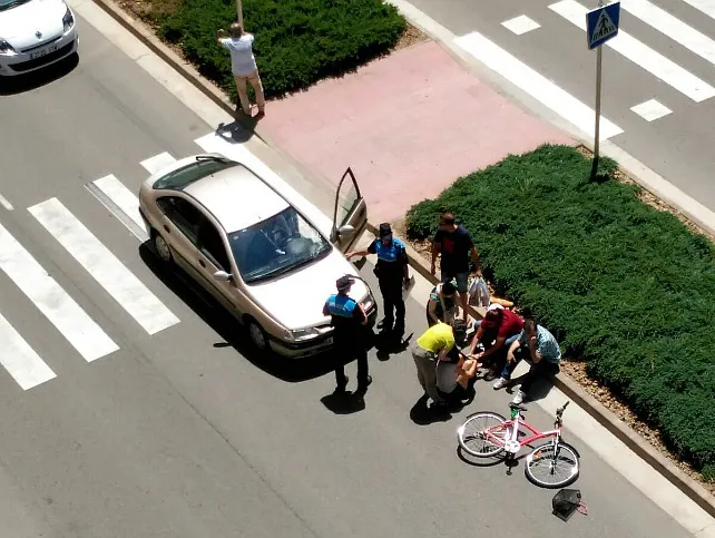 Un coche golpea a una ciclista en Gamonal