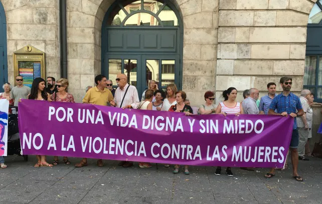 150 personas se concentran en la Plaza del Cid por las últimas víctimas de violencia de género