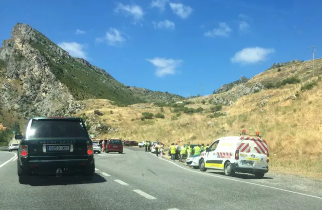 Numerosas personas se manifiestan en la N-1 en memoria de uno de los fallecidos en carretera