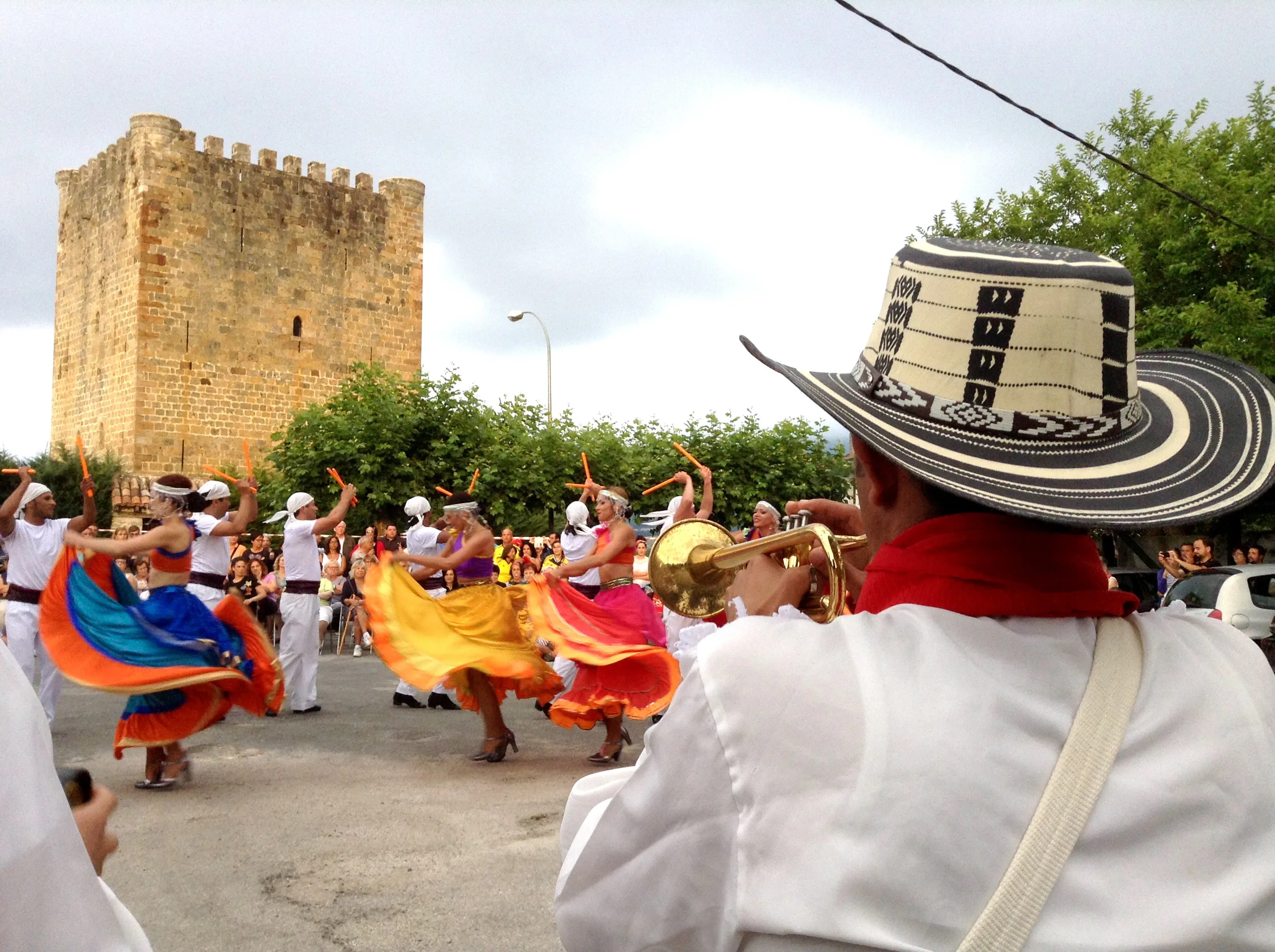 El Festival Internacional de Folclore llena de color el Valle de Mena