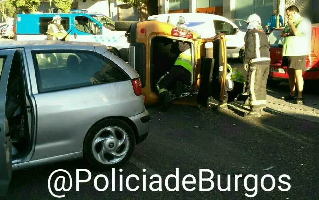 Un vuelco encierra a una mujer en su coche en la calle Cervantes