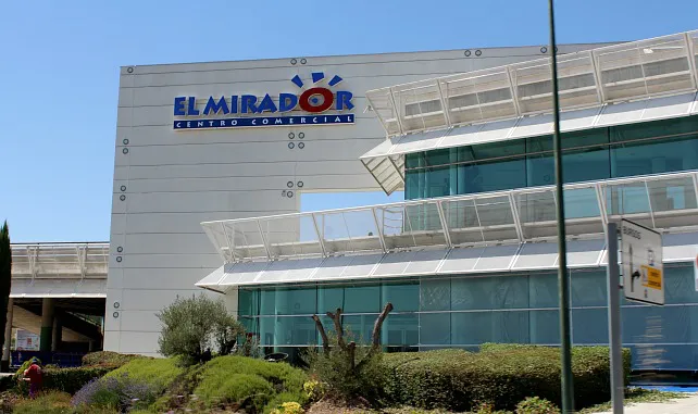 Un turismo arde en el aparcamiento del centro comercial El Mirador de Burgos