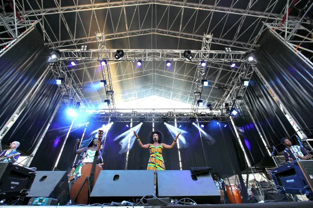 Casi dos mil personas brindan con San Miguel en ‘Music Explorers en la Fábrica’
