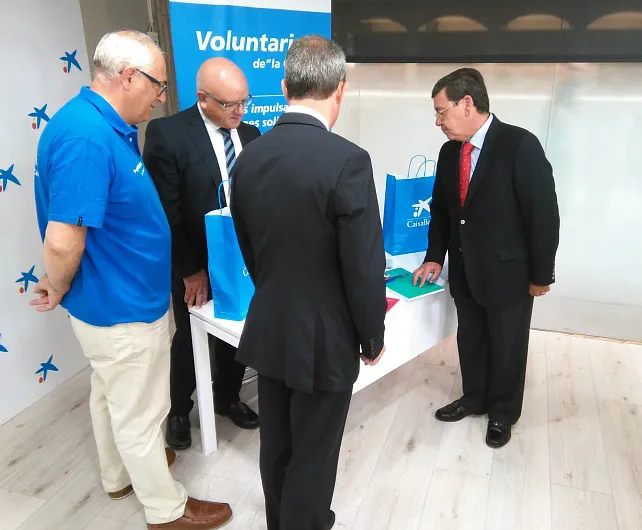 Los voluntarios de la Caixa y la Diputación entregan material escolar a 400 niños en riesgo de exclusión social