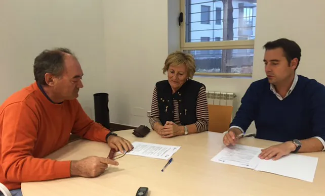 Los vecinos de Villafría transmiten sus necesidades al PSOE de cara al presupuesto de 2017