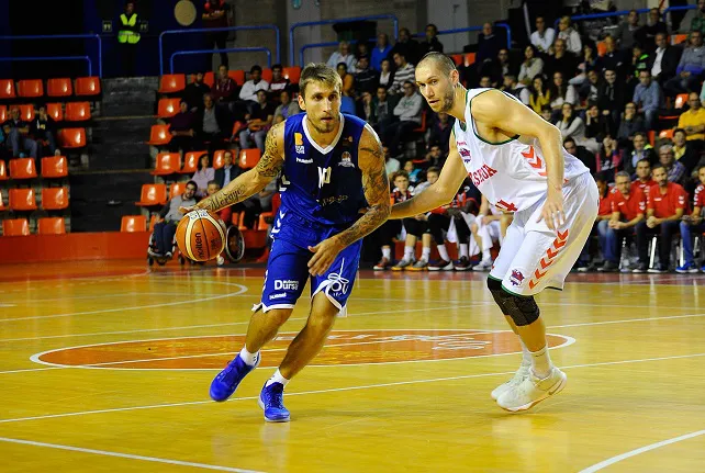 El CB Miraflores muestra su mejor cara y se impone a Baskonia (73-68)