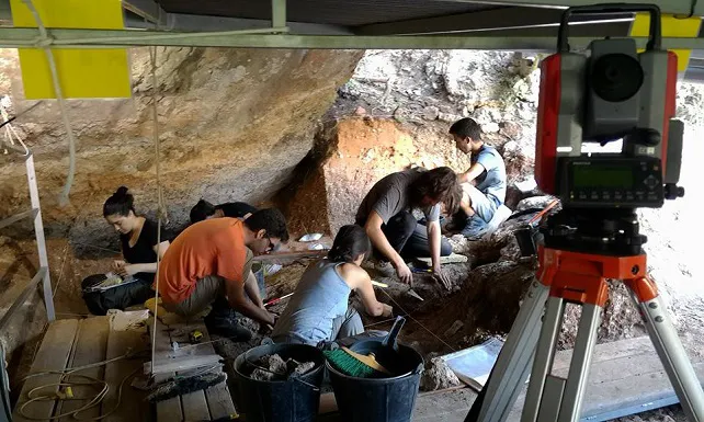 Hallados nuevos restos humanos en la Cova del Bolomor