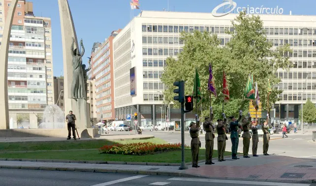 La Plaza de España acoge el izado solemne de la Bandera Nacional