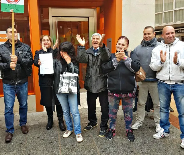 La PAH consigue el alquiler social para la familia que se quedó en la calle