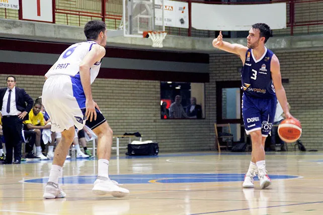 El CB Miraflores se reconcilia con la defensa y vence al Prat (65-73)