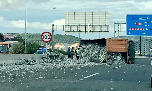 Un camión vuelca en la BU-11 en el Nudo Landa y provoca retenciones