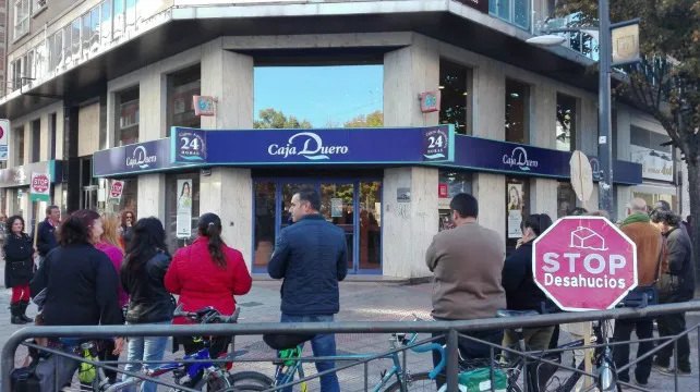 Protesta en las oficinas de Caja España-Duero (Unicaja) de los grupos stop desahucios de toda Castilla y Leon