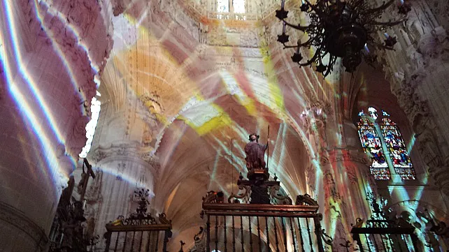 Una proyección luminosa llena de luz y color la Catedral de Burgos