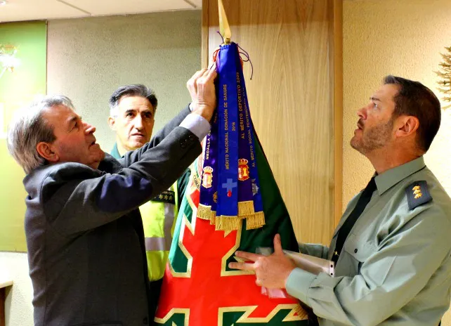 Entrega de una Corbata Conmemorativa a la Comandancia de la Guardia Civil