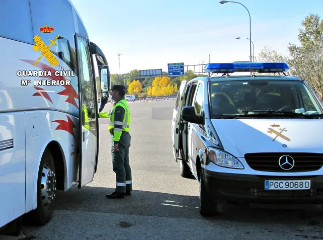 La Guardia Civil detecta un autocar cuyos conductores no realizaban los descansos obligatorios