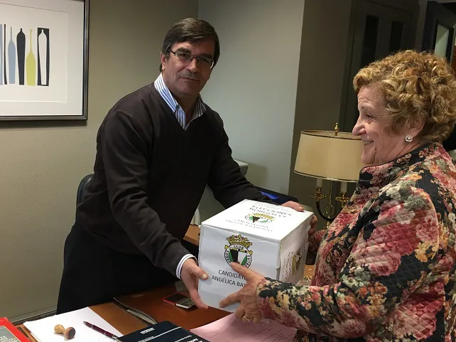 Angélica Basurto entrega 305 avales para oficializar su candidatura a la presidencia del Burgos CF