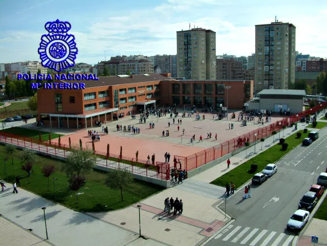 Educación Burgos: Reconocimiento al IES Pintor Luis Sáez por su colaboración con el Plan Director para la Convivencia y Mejora de la Seguridad en los Centros Educativos