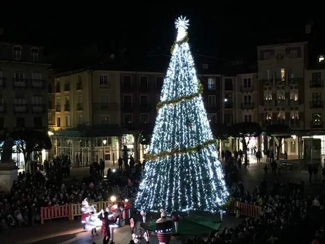Con el encendido de las luces del Árbol de Navidad comienzan las fiestas navideñas en Burgos