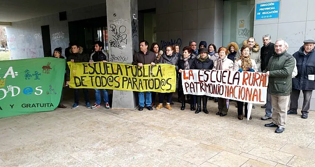 Educación Burgos: La presión social consigue mantener abierto, de momento, el colegio de Cilleruelo de Abajo