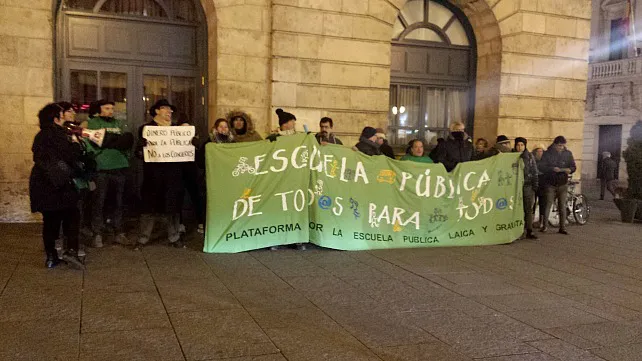 Educación Burgos: La Plataforma por la Escuela Pública, Laica y Gratuita de Burgos se concentra contra los Conciertos Educativos