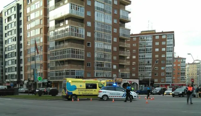 Un vehículo atropella a un ciclista