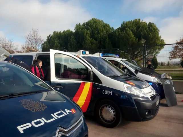 La Policía Nacional detiene a dos personas por robar en furgonetas de paquetería