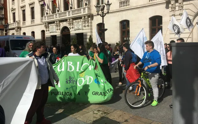 Educación Burgos: Cerca de 600 burgaleses salen a la calle para exigir la derogación de la LOMCE